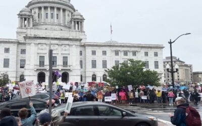Cientos en Rhode Island se unen a protesta “No Kings”