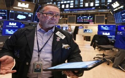 Wall Street cae y el petróleo sube mientras Trump insta a Irán a rendirse