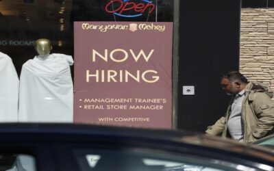 Disminuyen solicitudes de desempleo en EEUU, siguen a niveles bajos