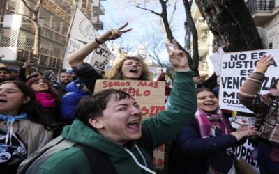 Peronistas y sindicatos marchan en apoyo a exmandataria argentina Fernández, en prisión domiciliaria