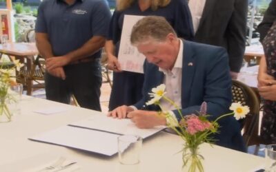 McKee firma ley “Llévalo al Exterior” en beneficio del Matunuck Oyster Bar.