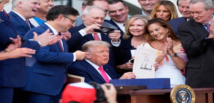 Trump firma su megaley fiscal que otorga más fondos para su agenda migratoria en ceremonia el 4 de julio en la Casa Blanca