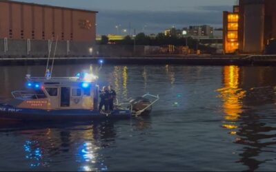 Hombre rescatado de las aguas en área marina de Providence