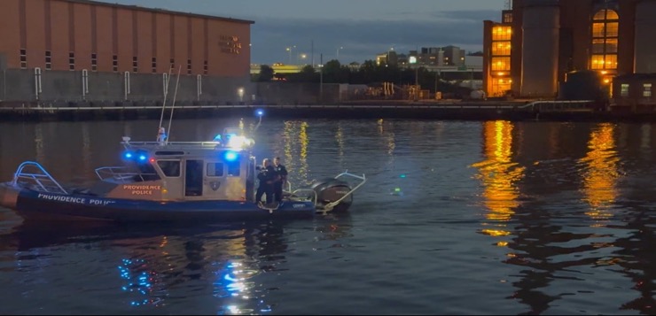 Hombre rescatado de las aguas en área marina de Providence