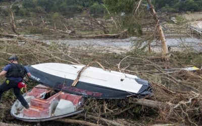 Familias entran a campamento devastado por inundaciones que dejaron 70 muertes en Texas