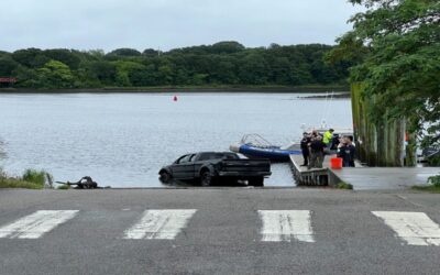 Encuentran sumergida en el agua camioneta robada.