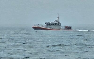 Efectivos de varias agencias buscan a dos pescadores desaparecidos en aguas de Warrens Point Beach.