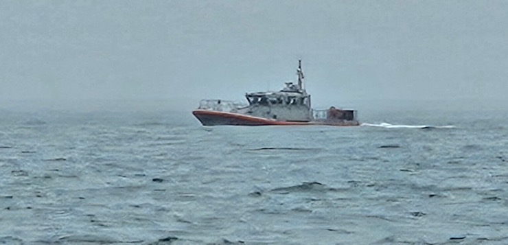 Efectivos de varias agencias buscan a dos pescadores desaparecidos en aguas de Warrens Point Beach.