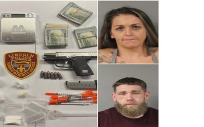 Policía Lincoln arresta dos personas con cargos de posesión armas de fuego y narcóticos.