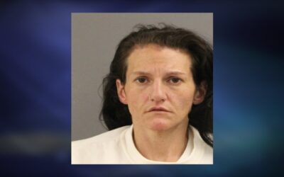 Mujer de Massachusetts enfrenta cargos por supuestamente dejar a su bebé y a su mascota encerrados en auto para jugar en casino,