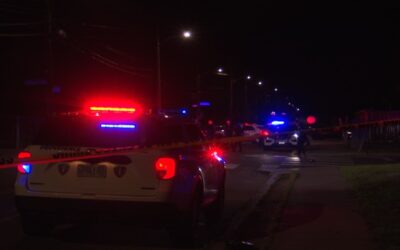 Policía Providence investiga atropello de dos motociclistas por conductor que huyó de la escena.