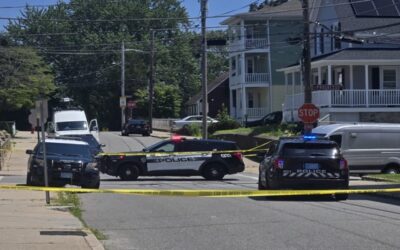 Policía Woonsocket busca dos sospechosos en tiroteo que dejó un herido grave.