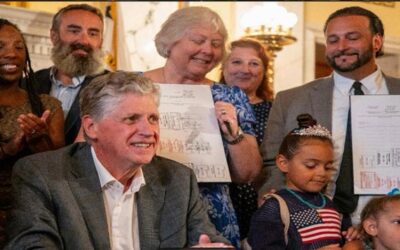 McKee firma ley que extiende la licencia familiar remunerada en Rhode Island.