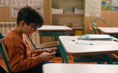 ¿Qué tanto el teléfono desvía la atención? Sube a 35 los estados de EE.UU. que prohíben uso de móviles en escuelas