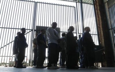 Descienden los arrestos de inmigrantes en la frontera estadounidense y se incrementan las deportaciones