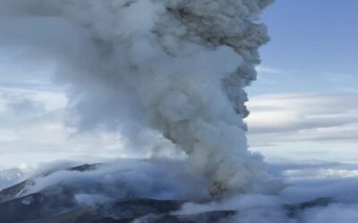 Un volcán en el Lejano Oriente de Rusia entra en erupción por primera vez en siglos