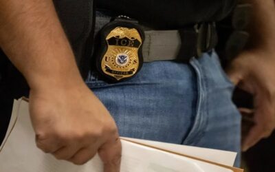 ICE retira límite de edad para contratar a 10,000 agentes para deportaciones