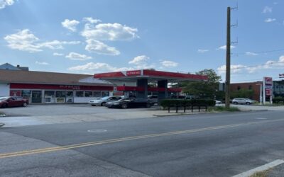 Policía Providence busca sospechoso de asalto a mano armada en gasolinera.