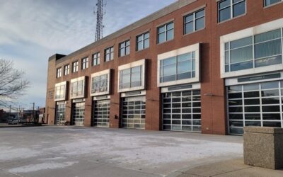 Autoridades presentan dos nuevos camiones de rescate.