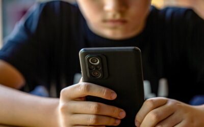 Poseer un smartphone antes de los 13 años está relacionado con deterioro de la salud mental, afirma estudio global