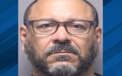 Asistente de maestro de Cranston acusado de agredir a estudiante.