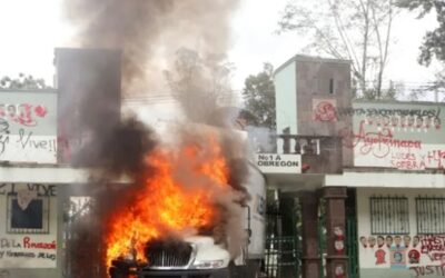 Atacan cuartel militar en protesta por desaparición de 43 estudiantes en México