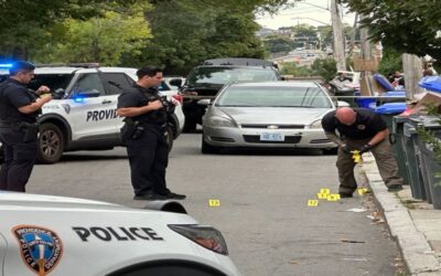 Policía Providence investiga tiroteo.