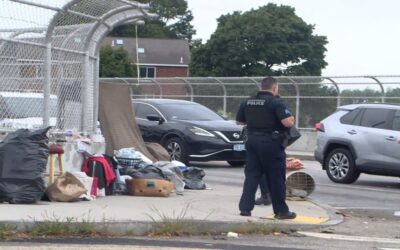 Policía Providence desaloja campamento en la calle Orms.