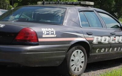 Policía Coventry busca conductor que huyó escena de accidente.