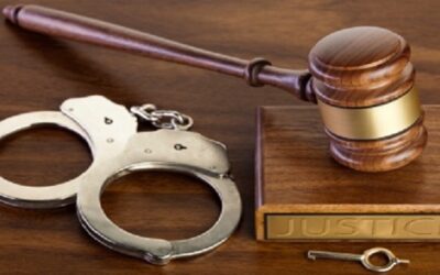 Hombre arrestado con cargos federales de seducir a menores y producir pornografía infantil.