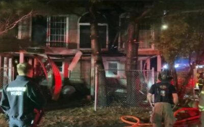 Autoridades investigan incendio de auto que se extendió a una vivienda.