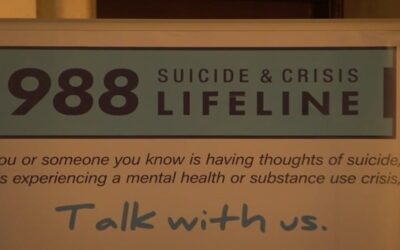 McKee y líderes estatales celebran el Día del 988.