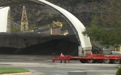 Hombre muere cuando su camión se vuelca en obra construcción.