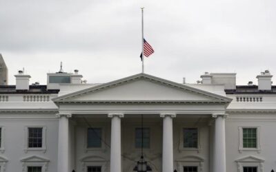 Trump ordena ondear a media asta las banderas del país por el asesinato de Charlie Kirk