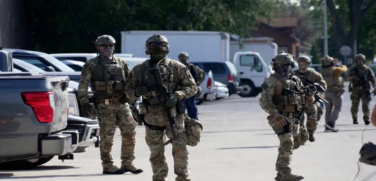 Trump envía más agentes a Chicago y Noem inspecciona allí las redadas de ICE