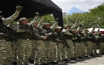 Fuerzas militares recorren Caracas en un encuentro con pobladores en medio de tensión con EEUU