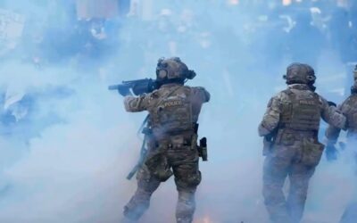 Oficiales federales reprimen violentamente una protesta contra ICE en Chicago
