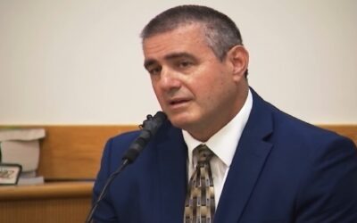 Ex entrenador de baloncesto sentenciado por realizar pruebas alumnos desnudos.