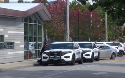 Mujer acusada de causar disturbios en escuela es arrestada.