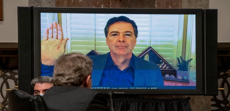 Acusan al exdirector del FBI James Comey de dos cargos penales tras presión de Trump