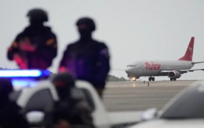 Grupo de 180 migrantes venezolanos regresa a su país tras ser deportados de EE.UU.