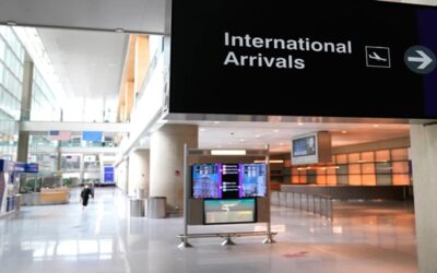 Vuelo es desviado a Boston luego que pasajero apuñala a dos adolescentes con tenedor