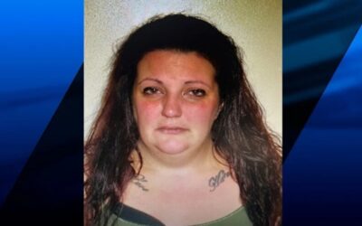 En Foster, mujer arrestada por supuestamente apuñalar a un hombre.