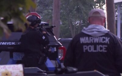 Policía arresta a hombre que estuvo atrincherado en su vivienda por varias horas .