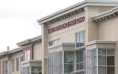 Estudiante Escuela Secundaria East Providence acusado de provocar incendio en baño del centro educativo,