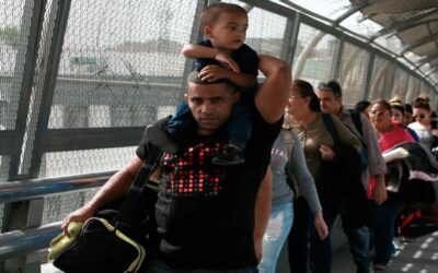 Por qué los inmigrantes colocan candados en el puente fronterizo que une México con Texas
