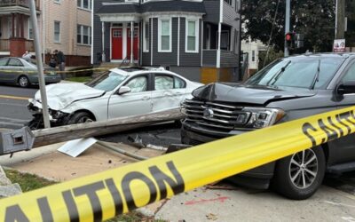 Vehículo en el que iban agentes de ICE involucrado en accidente.