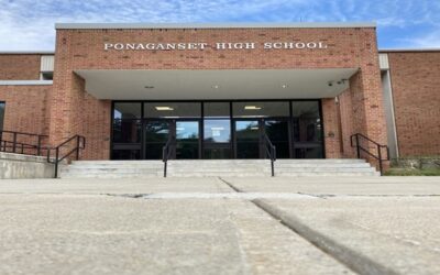 Maestra Escuela Secundaria Ponaganset acusada de acosar sexualmente a ex estudiante.