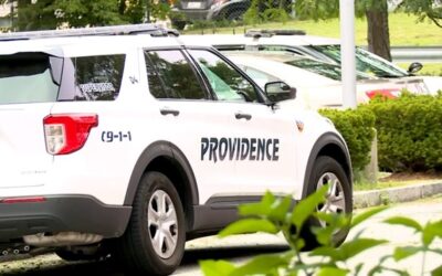 Policía Providence investiga choque de patrulla con vehículo.