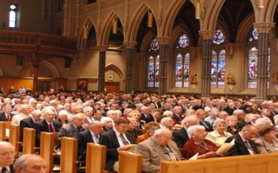 Obispo Lewandowski celebra misa renovación votos de 205 parejas en la Catedral de San Pedro y San Pablo.